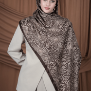 lovury-ipeksi-kaymaz-sal-monogram-desen-kahve-1-min