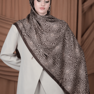 lovury-ipeksi-kaymaz-sal-monogram-desen-kahve-2-min